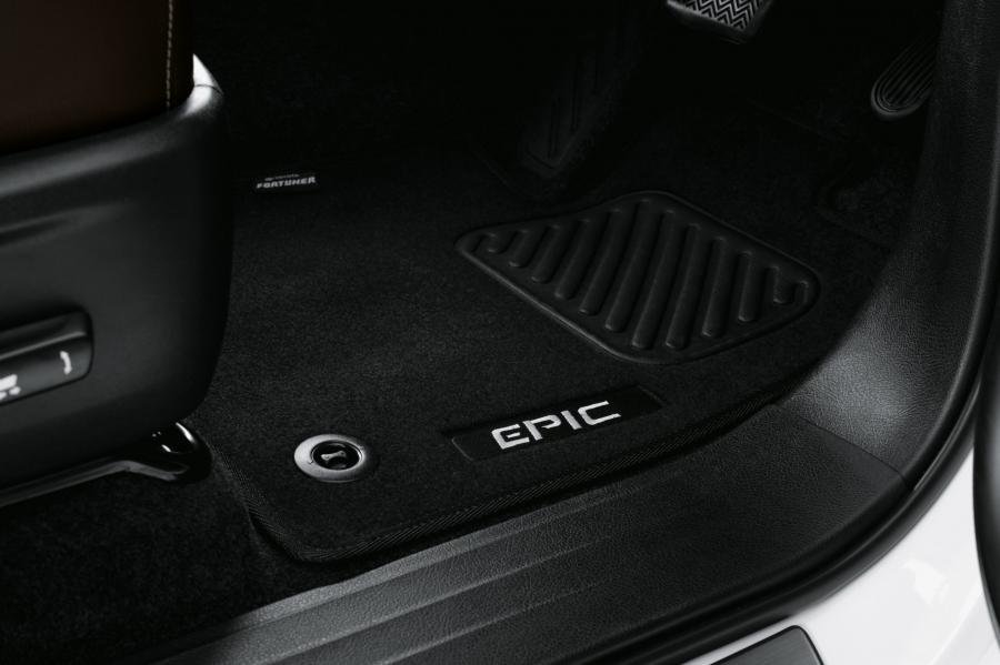 Детали интерьера Toyota Fortuner Epic (AN160) 2020 года  (ZA) (фото 6 из 6)